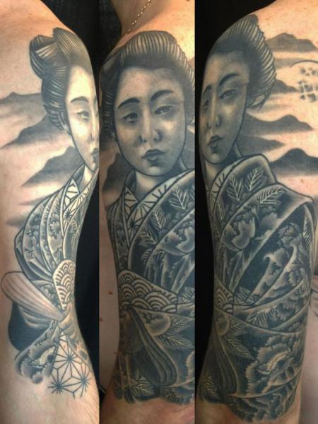 Tatuaje Hombro Japoneses Geisha por Holy Cow Tattoos