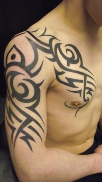 Tatuaggio Spalla Petto Tribali di Paul Egan Tattoo