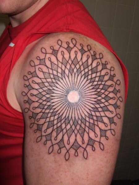 Tatouage Épaule Géométrique par Paul Egan Tattoo