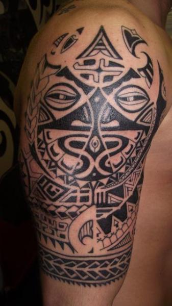 Schulter Maori Tattoo von Paul Egan Tattoo