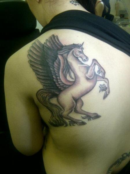 Tatuaje Hombro Fantasy Unicornio por Sean Body Art