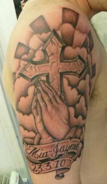 Tatouage Épaule Mains Jointes Croix par Sean Body Art