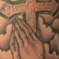 tatuaje Hombro Manos rezando Cruz por Sean Body Art