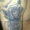 Schulter Realistische Blumen Vogel tattoo von Sean Body Art