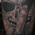 tatuaje Pierna Cráneo por Wrexham Ink