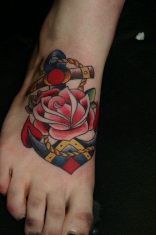 Tatuagem Old School Âncora Rosa por Wrexham Ink