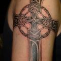 tatuaggio Spalla Croce Celtici di Wrexham Ink