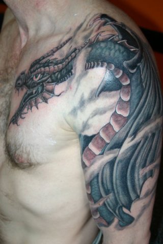 Tatuaje Hombro Dragón por Wrexham Ink