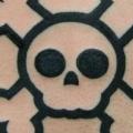 Totenkopf Bauch Knochen tattoo von 46 and 2 Tattoo