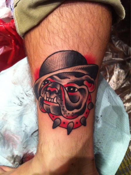 Tatuaje Brazo Old School Perro por Anchors Tattoo