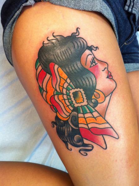 Tatuagem Old School Perna Mulher por Anchors Tattoo