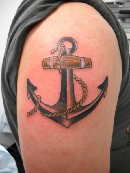 Tatuaje Hombro Realista Ancla por Anchors Tattoo