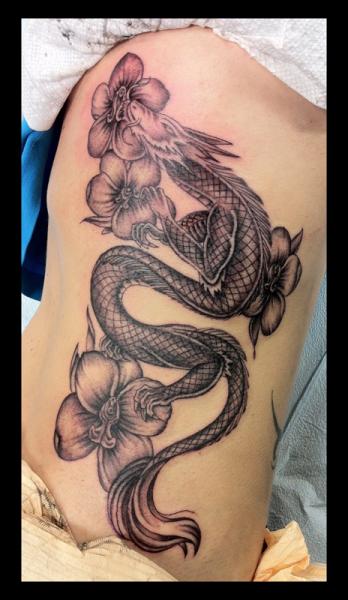 Tatuaje Lado Japoneses Dragón por Anchors Tattoo
