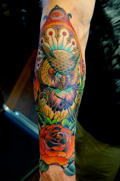 Tatuaje Brazo New School Búho por Adam Barton