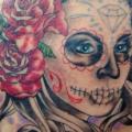 tatuaje Hombro Cráneo mexicano por Adept Tattoo