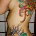 Fantasie Blumen Seite tattoo von American Made Tattoo