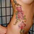 Blumen Seite tattoo von American Made Tattoo