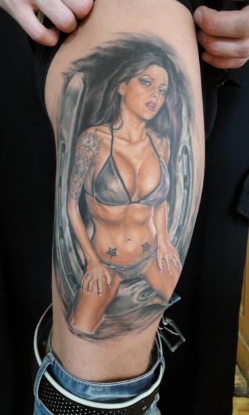 Tatuaje Pierna Pin-up por Apocalypse Tattoo