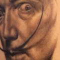 tatuaje Hombro Retrato Realista Salvador Dali por Apocalypse Tattoo