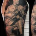 tatuaje Hombro Retrato Realista Guitarra por Apocalypse Tattoo