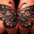 Old School Hand Schmetterling tattoo von Artwork Rebels
