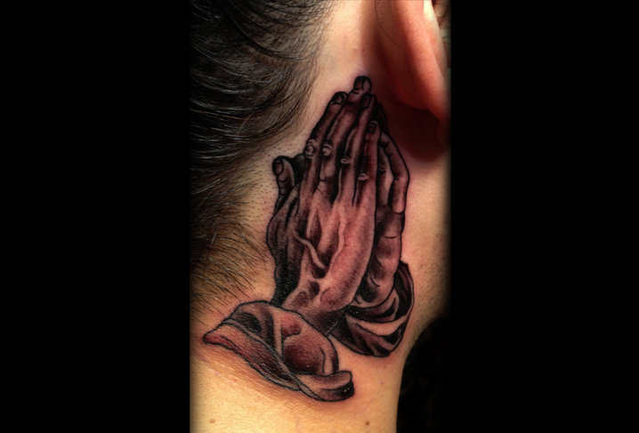 Gebetshände Hände Nacken Tattoo von Artwork Rebels