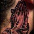 tatuaggio Mani in preghiera Mani Collo di Artwork Rebels