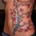 Blumen Bauch tattoo von Burning Monk Tattoo