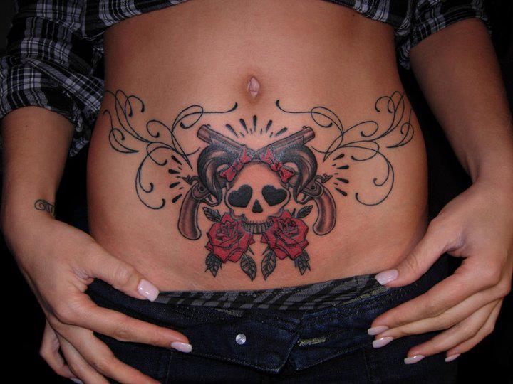 Totenkopf Waffen Bauch Tattoo von Burning Monk Tattoo