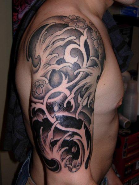 Schulter Japanische Wellen Tattoo von Burning Monk Tattoo
