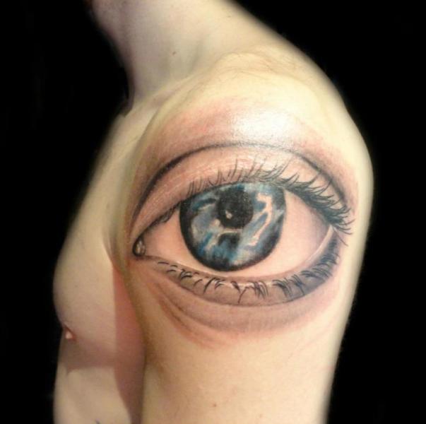 Schulter Realistische Auge Tattoo von Burning Monk Tattoo