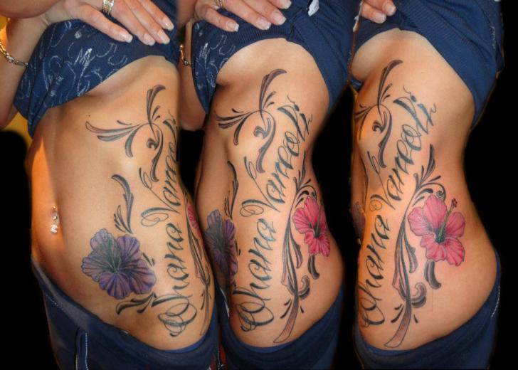 Tatuaggio Fiore Fianco Scritte di Burning Monk Tattoo