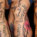 tatuaje Flor Lado Letras por Burning Monk Tattoo