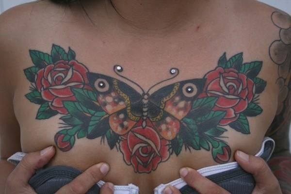 Tatuaggio Old School Fiore Farfalle Seno di Big Kahuna Tattoo