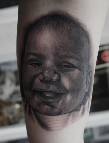 Tatuaggio Braccio Ritratti Realistici Bambino di Black 13 Tattoo