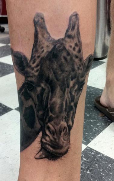 Tatuaggio Realistici Gamba Giraffa di Black 13 Tattoo