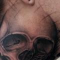 tatuaje Cráneo Cuello por Black 13 Tattoo