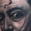tatuaje Retrato Realista Salvador Dali por Black 13 Tattoo