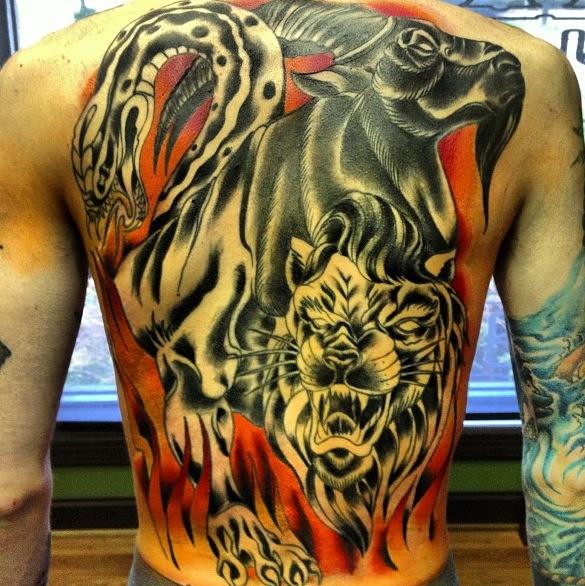 Schlangen Rücken Löwen Tattoo von Blood Sweat Tears
