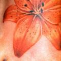 Realistische Fuß Blumen tattoo von Bugaboo Tattoo