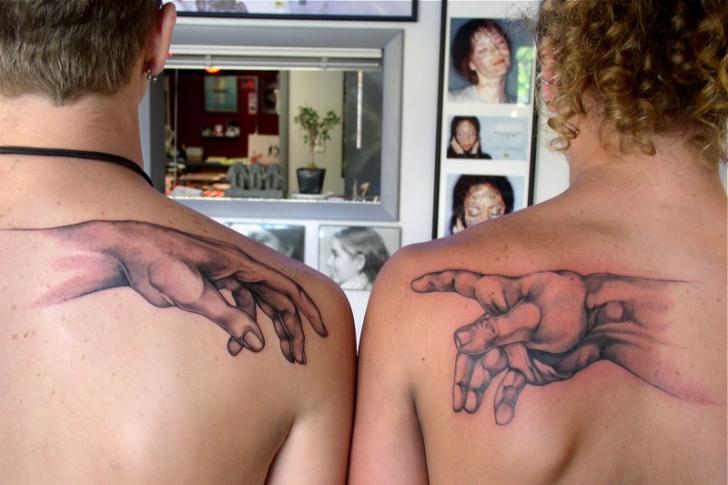 Tatuaggio Spalla Mani Disegno Leonardo di Bugaboo Tattoo