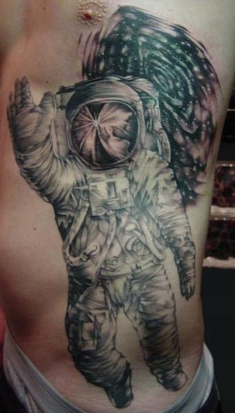 Tatuaż Realistyczny Bok Astronauta przez Cartel Ink Works