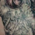 Realistische Seite Astronaut tattoo von Cartel Ink Works