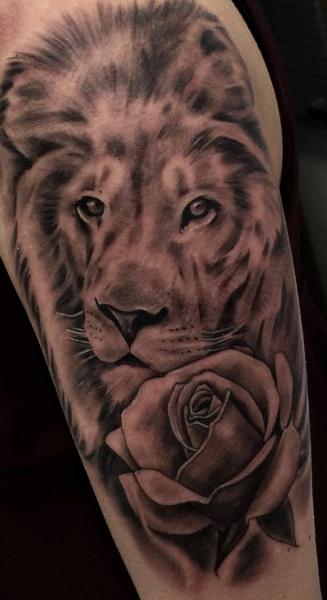 Arm Blumen Löwen Tattoo von Richard Vega Tattoos