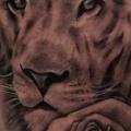 Arm Blumen Löwen tattoo von Richard Vega Tattoos