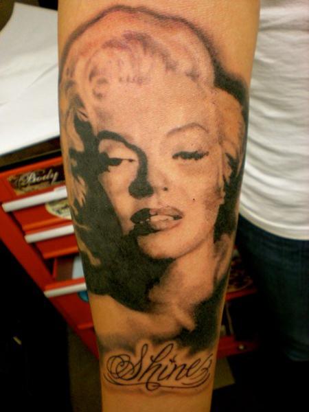 Tatuaje Brazo Realista Marilyn Monroe por Richard Vega Tattoos
