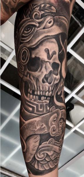 Tatuaje Brazo Serpiente Cráneo por Richard Vega Tattoos