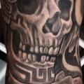 tatuaje Brazo Serpiente Cráneo por Richard Vega Tattoos