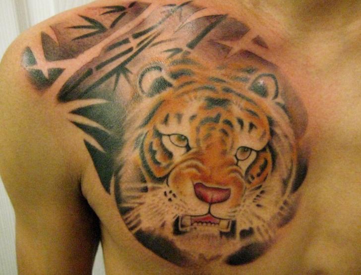 Tatuaje Realista Pecho Tigre por Richard Vega Tattoos