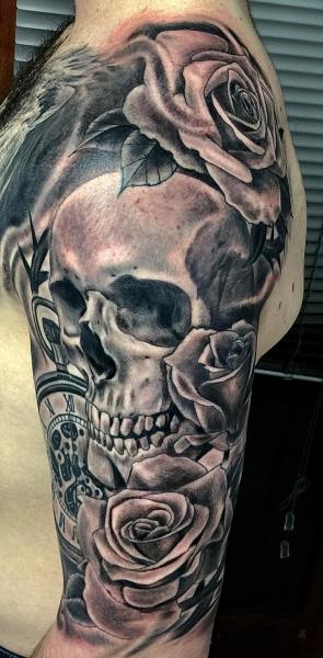 Schulter Arm Uhr Blumen Totenkopf Tattoo von Richard Vega Tattoos